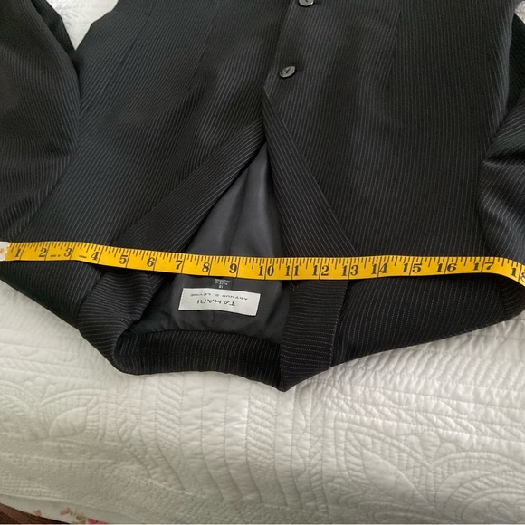 TAHARI ARTHUR S. LEVINE, BLACK PINSTRIPE BLAZER, SIZE: 18 - Picture 4 of 9